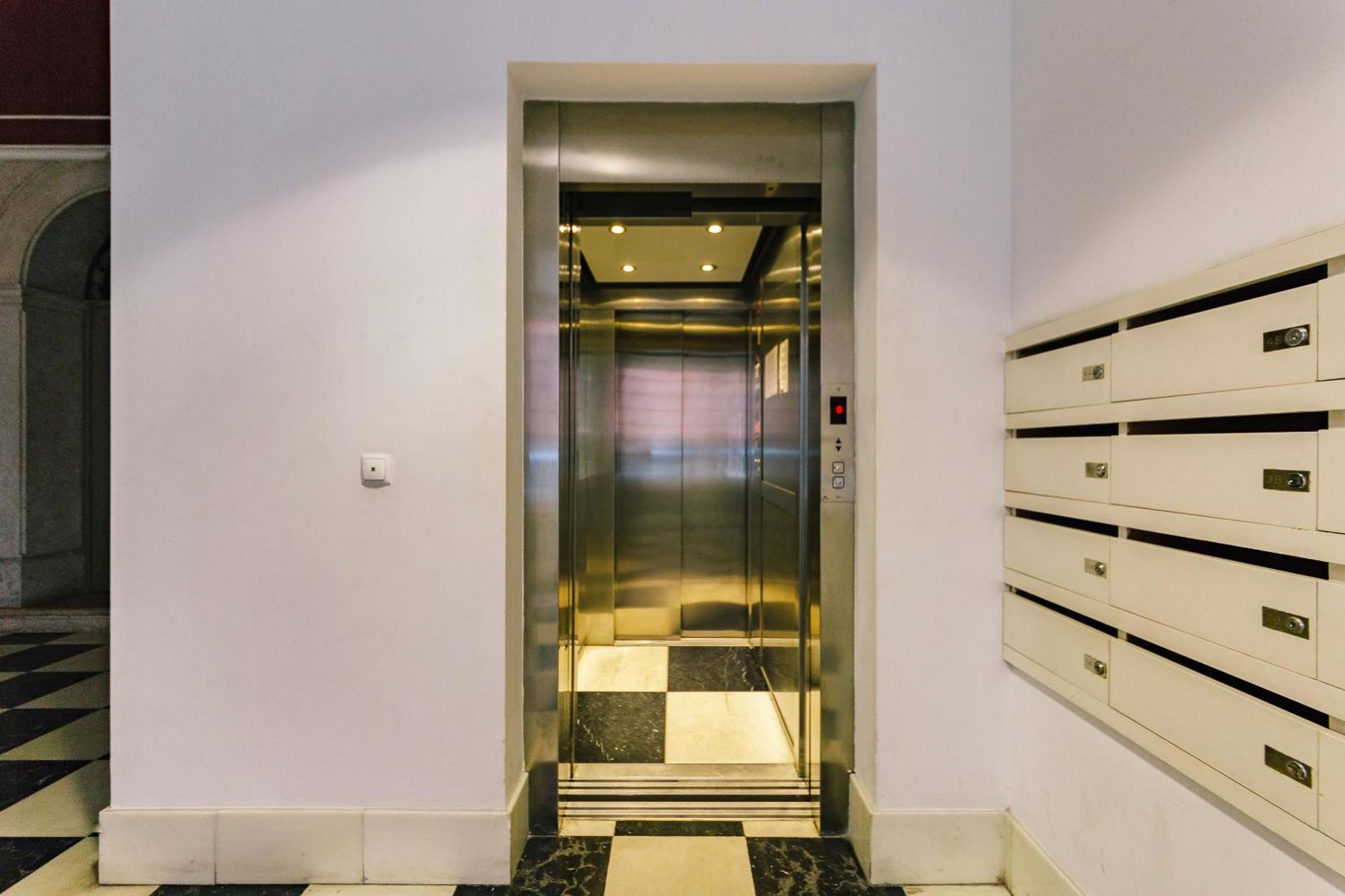 Chiado 2 Bedroom Elegant Apartment Lisbon Bagian luar foto